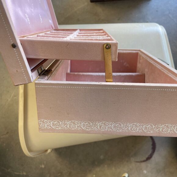 Vintage MCM Light Pink Jewelry Box with Pink Velvet and Satin Interior - Picture 6 of 11